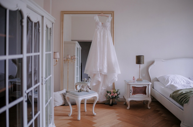 Nachtquartier der Braut im Appartement im Schloss Brandis mit Brautkleid. Fotografin: Sophia Molek