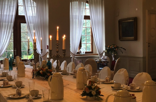 Speisesaal festlich zur Feier gedeckt - Eindrücke vom Schloss Brandis
