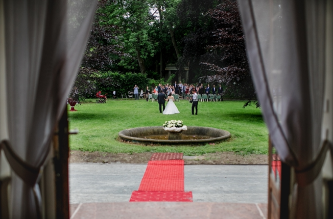 Ausblick in den Schlosspark bei einer Hochzeit mit rotem Teppich - Eindrücke vom Schloss Brandis