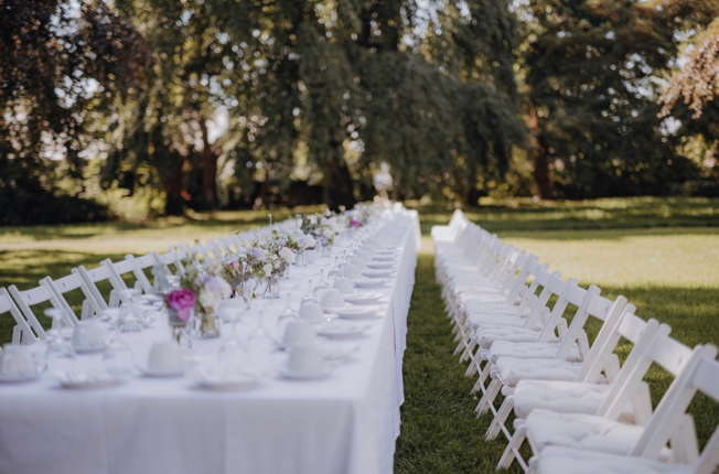 Eingedeckte Hochzeitstafel für Kaffee und Kuchen im Schlosspark. Fotografin: Sophia Molek