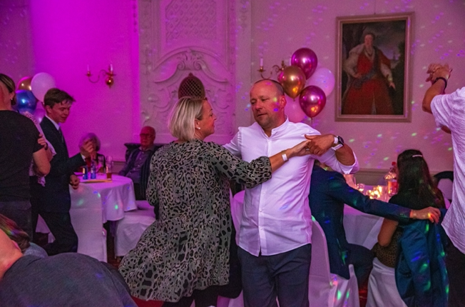 Tanzende Jugendweihe Gäste im Schlosssaal - Eindrücke vom Schloss Brandis
