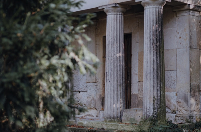 Geheimnisvoller Tempel im Schlosspark als Location für Fotoshootings. Fotografin: Sophia Molek